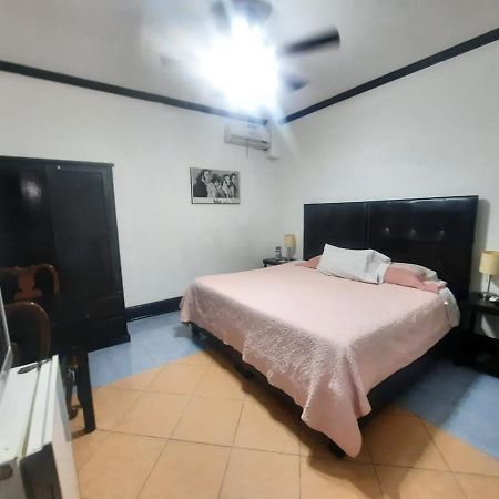 Hotel Garcias Suites, Linares Buitenkant foto
