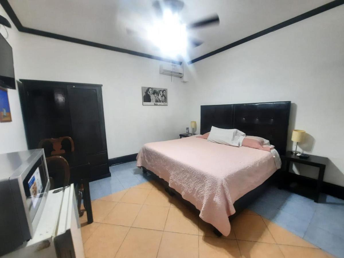 Hotel Garcias Suites, Linares Buitenkant foto