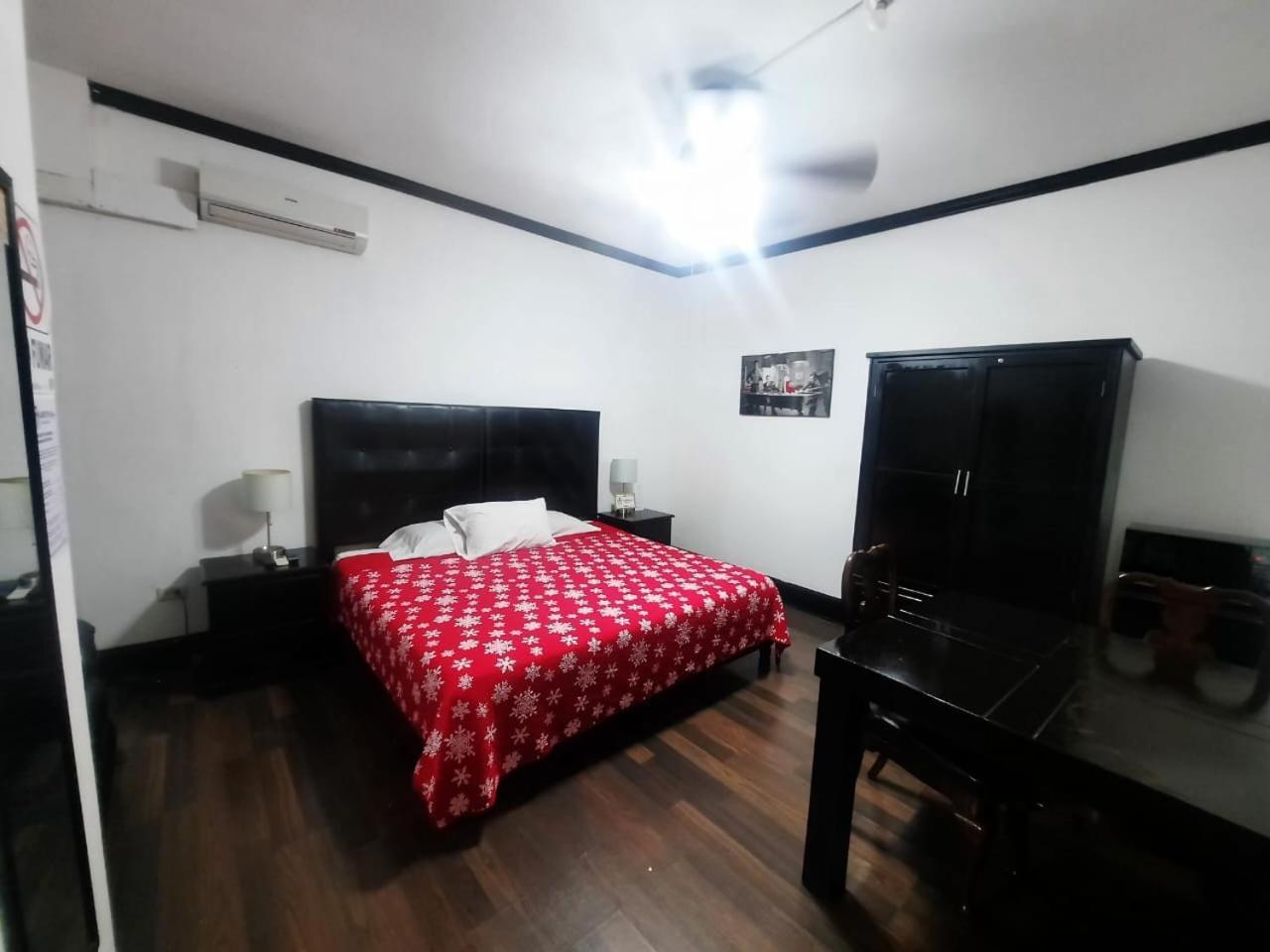 Hotel Garcias Suites, Linares Buitenkant foto